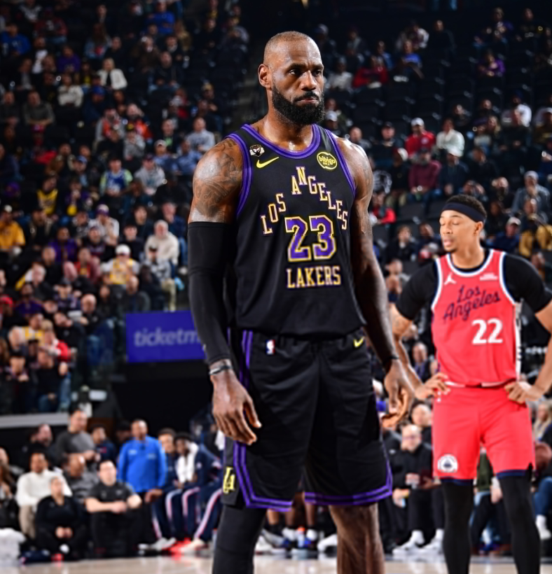 bet365-轰23+6+5再刷历史首人纪录！詹皇末节引两波攻防浪潮 41岁不服老